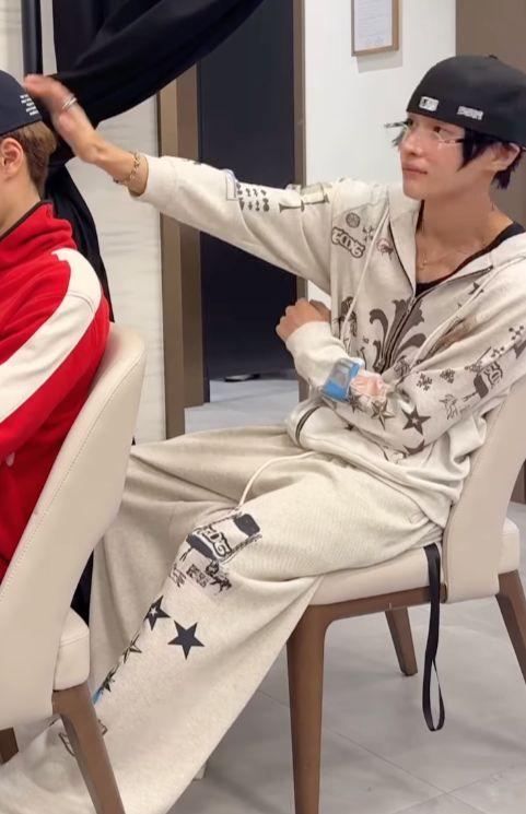 투머치택스 후드 집업 셋업을 착용한 라이즈 원빈/ 인스타그램 @riize_official