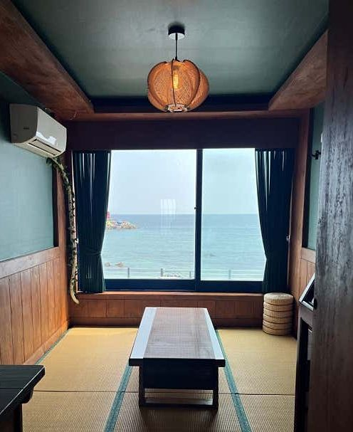 바다가 보이는 2층의 다다미방과 테이블. | 이미지 출처: 네이버지도 업체 제공 이미지