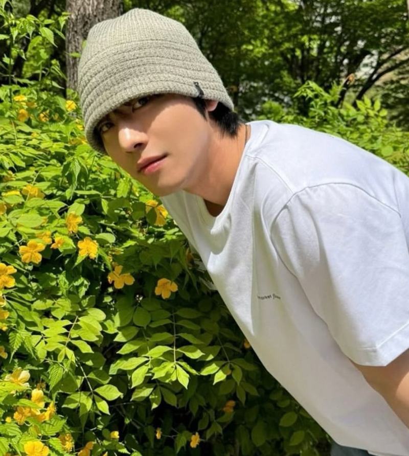 봄 꽃을 즐기는 배우 안효섭/ 사진 출처: @imhyoseop