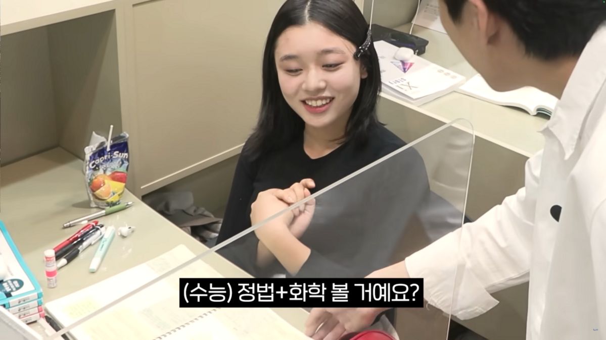 ‘허수판독기’ 시리즈. 독서실, 학원 등에서 미미미누가 인터뷰를 통해 ‘실수(공부 실력자)’와 ‘허수(허투루 공부를 하는 학생)’를 가려내는 콘텐츠로, 미미미누 채널 최고의 인기 코너다.