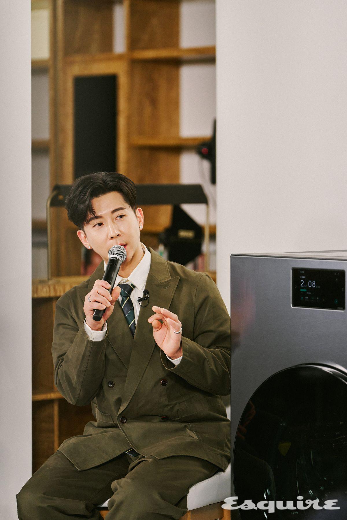 삼성전자와 클럽 에스콰이어의 협업 행사 '새로운 런드리 라이프 by 비스포크 AI 콤보'에 참석해 세탁과 비스포크 AI 콤보에 대한 이야기를 하고 있는 브라이언.