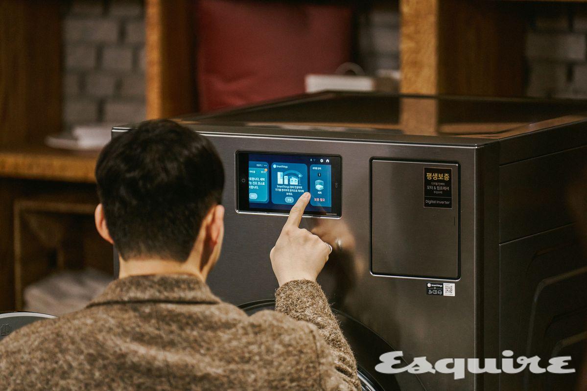 행사장 내에 비치된 비스포크 AI 콤보를 시연해보고 있는 인플루언서.