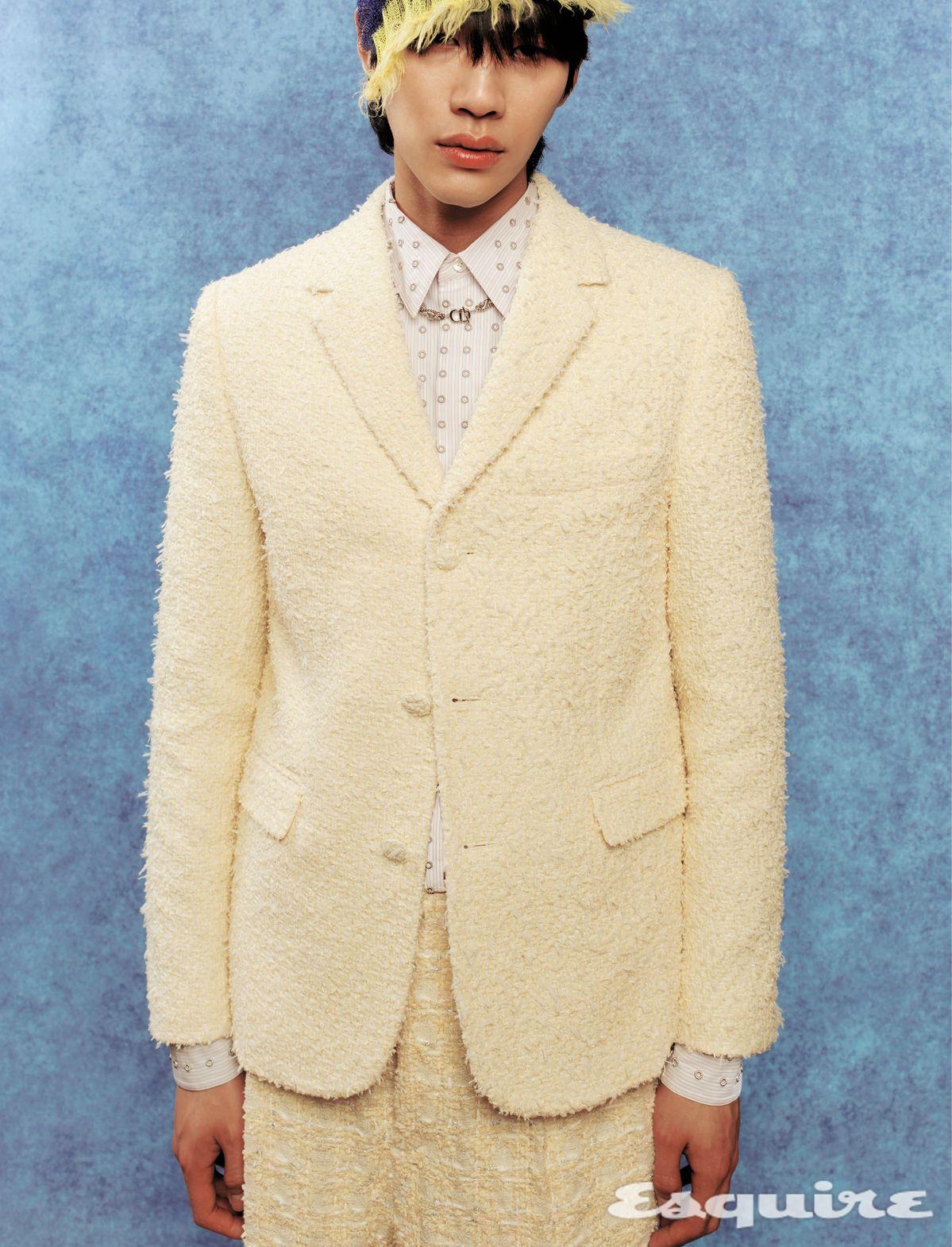 에크루 코튼 블렌드 트위드 재킷, 올오버 셔츠, 트위드 팬츠, 멀티컬러 비니, CD 네크리스 모두 가격 미정 디올 맨.