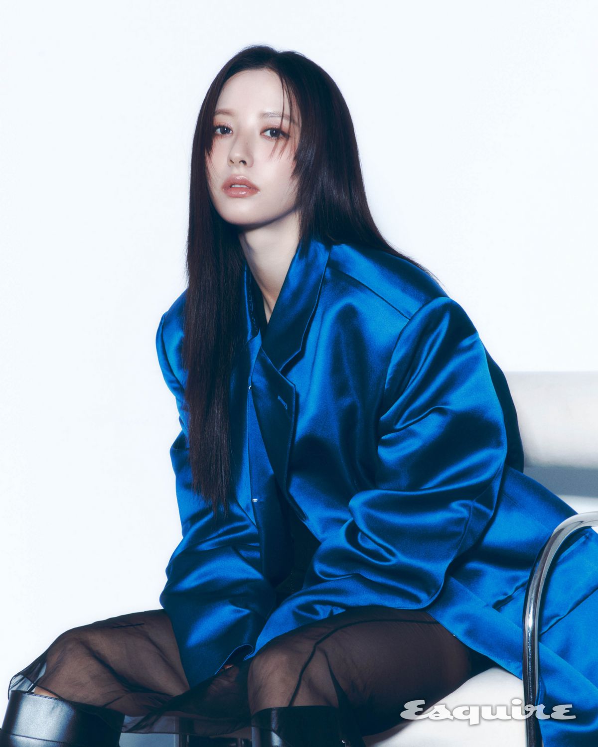 코트, 톱, 스커트, 부츠 모두 지방시.