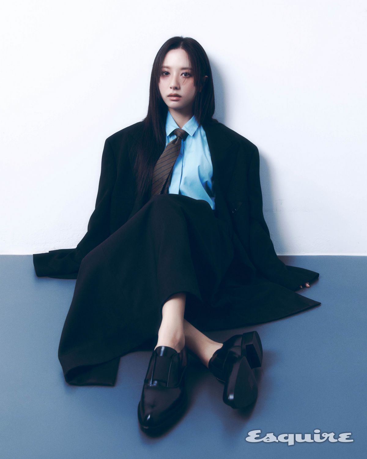 재킷, 스커트 모두 아크네 스튜디오. 셔츠 엔폴드. 슈즈 지안비토 로시. 타이 스타일리스트 소장품.