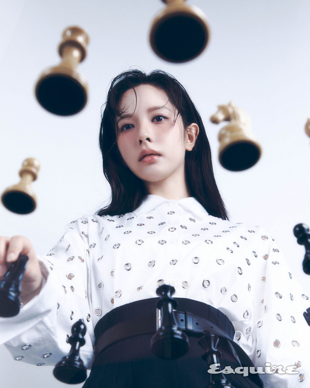 셔츠, 쇼츠, 벨트 모두 프라다.