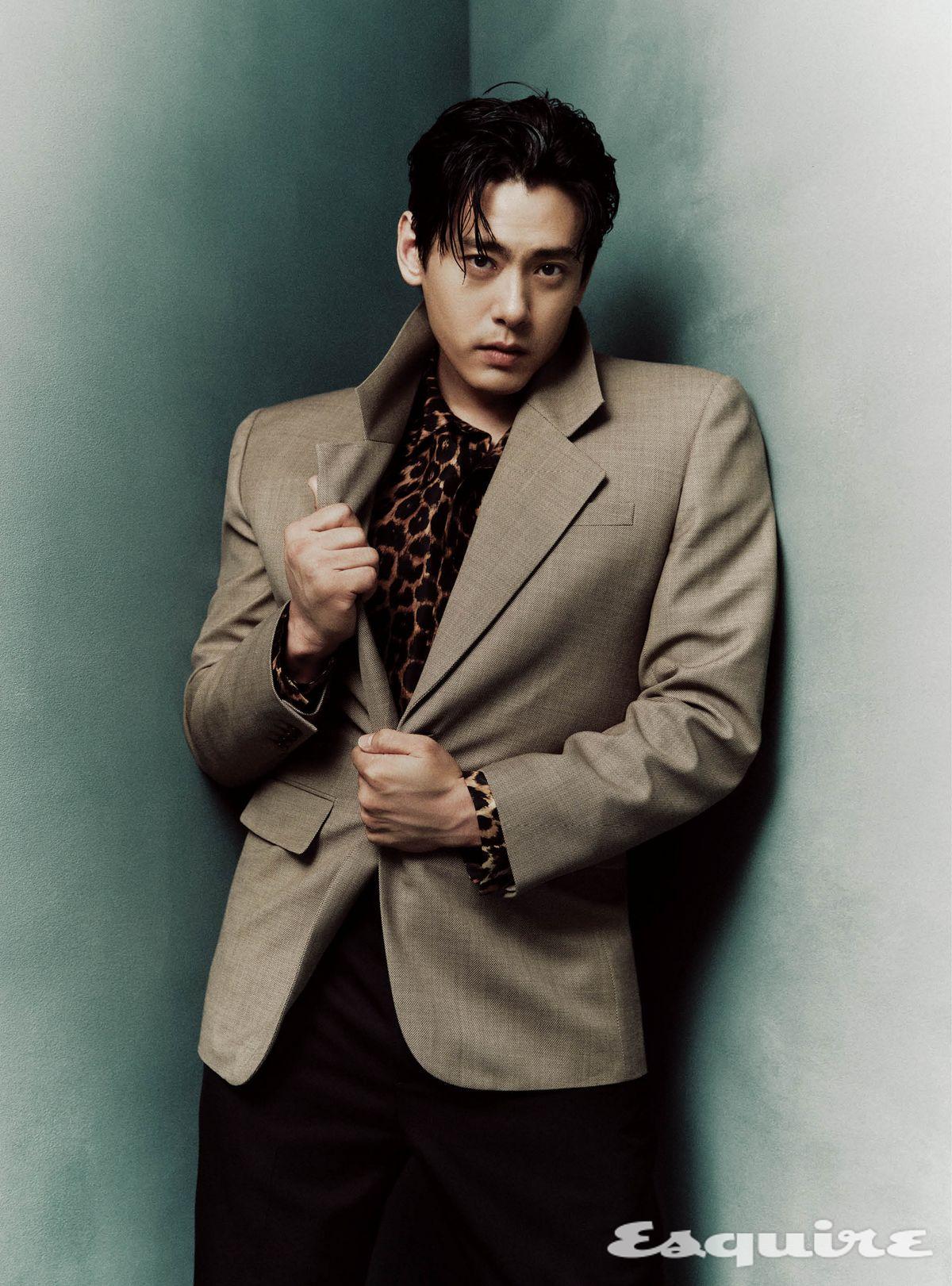 실크 태피터 롱 코트, 그랑 드 뿌드르 턱시도 재킷, 파유 팬츠, 페이턴트 레더 부츠 모두 가격 미정 생 로랑 by 안토니 바카렐로.