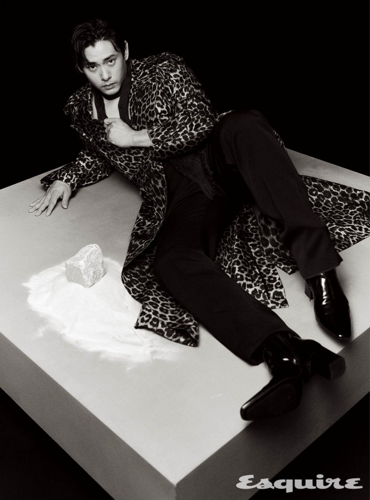 레오퍼드 실크 태피터 트렌치코트, 그랑 드 뿌드르 팬츠, 페이턴트 레더 부츠, 실크 모슬린 플리츠 스카프 모두 가격 미정 생 로랑 by 안토니 바카렐로. 