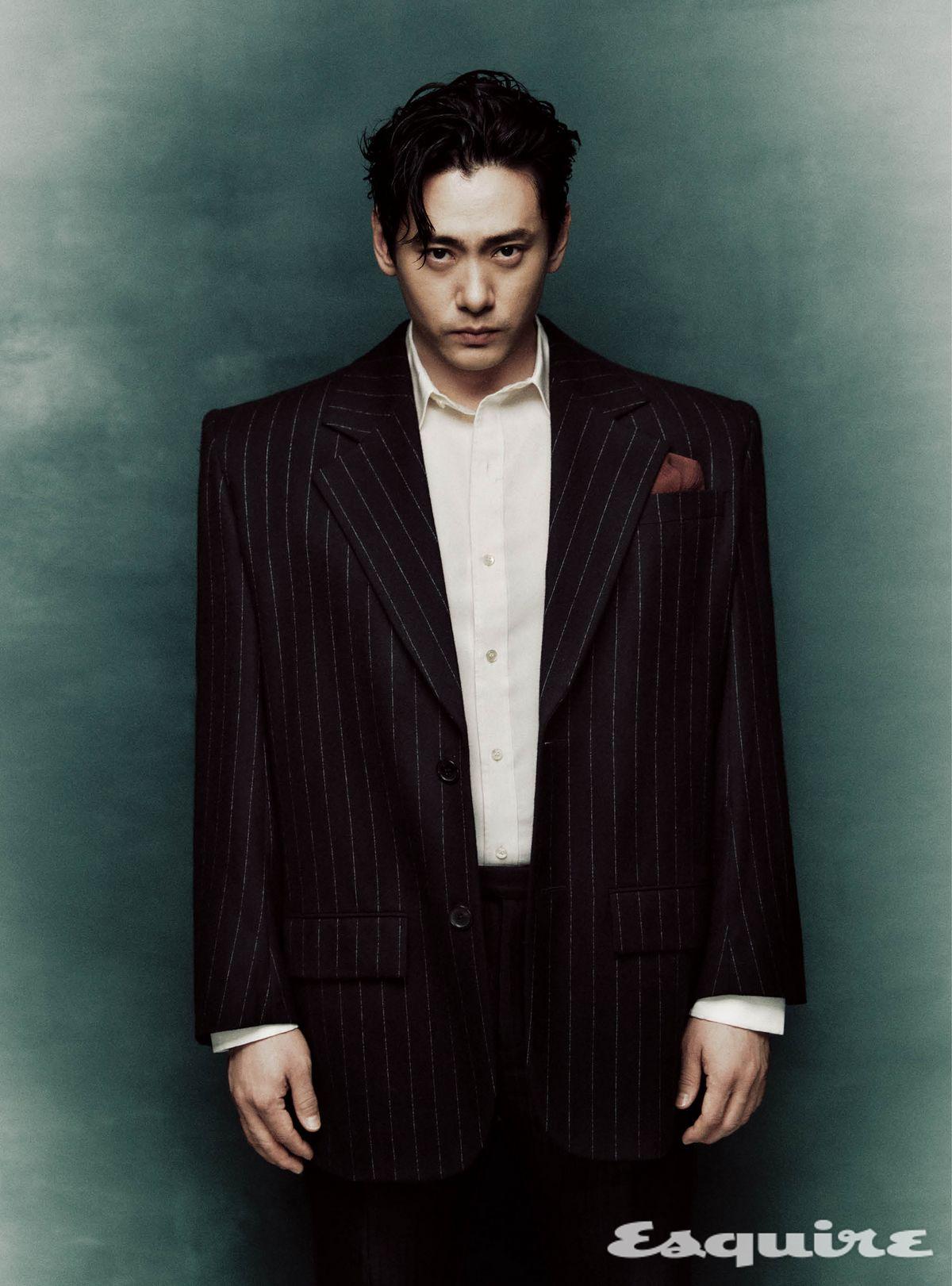 핀스트라이프 울 펠트 재킷, 파유 셔츠, 핀스트라이프 울 펠트 팬츠, 실크 포켓 스퀘어 모두 가격 미정 생 로랑 by 안토니 바카렐로.