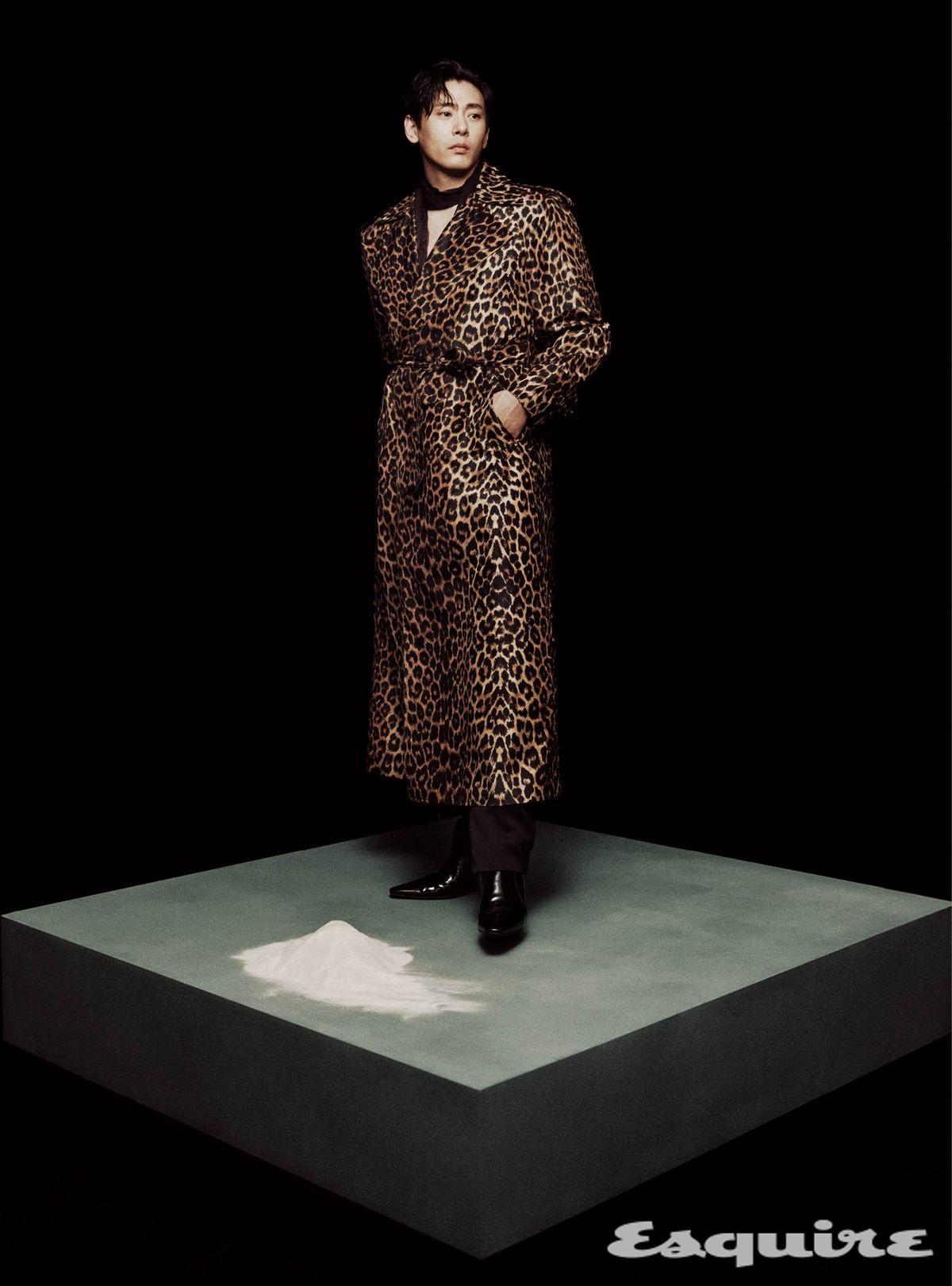 레오퍼드 실크 태피터 트렌치코트, 그랑 드 뿌드르 팬츠, 페이턴트 레더 부츠, 실크 모슬린 플리츠 스카프 모두 가격 미정 생 로랑 by 안토니 바카렐로. 