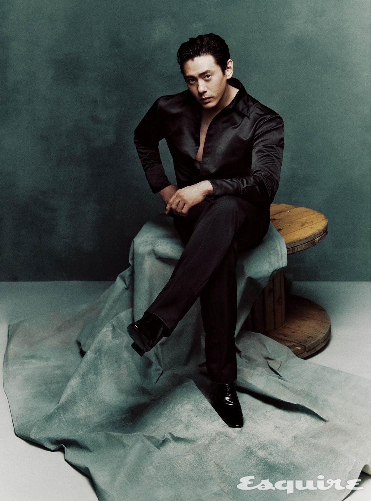 새틴 셔츠, 파유 하이웨이스트 팬츠, 페이턴트 레더 부츠 모두 가격 미정 생 로랑 by 안토니 바카렐로.