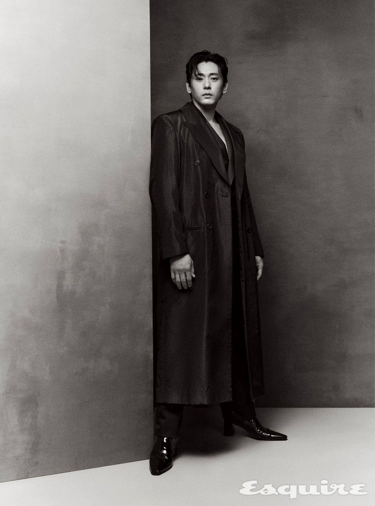 울 오버사이즈 재킷, 레오퍼드 실크 태피터 셔츠, 파유 팬츠 모두 가격 미정 생 로랑 by 안토니 바카렐로.