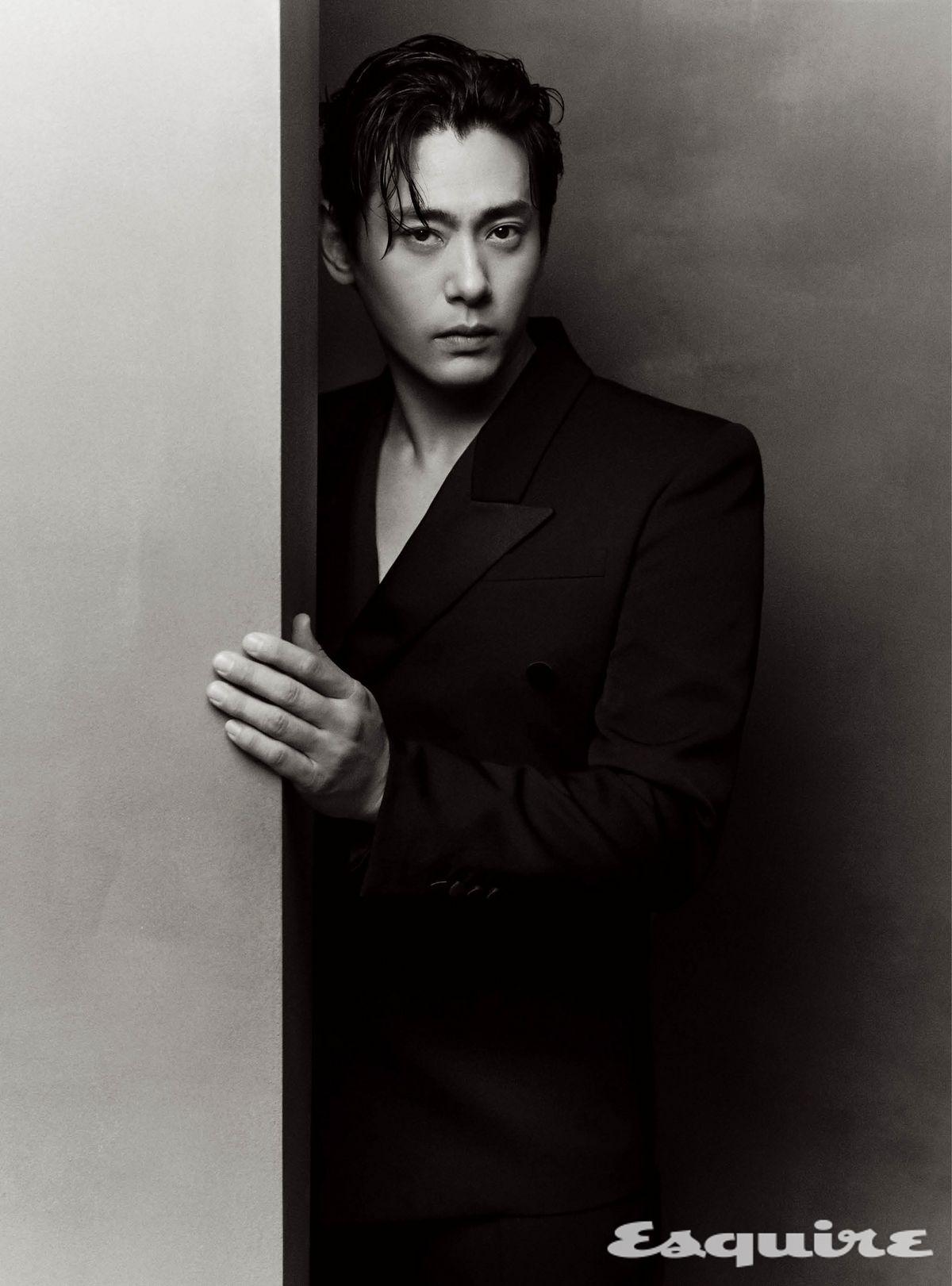 그랑 드 뿌드르 턱시도 재킷 가격 미정 생 로랑 by 안토니 바카렐로.