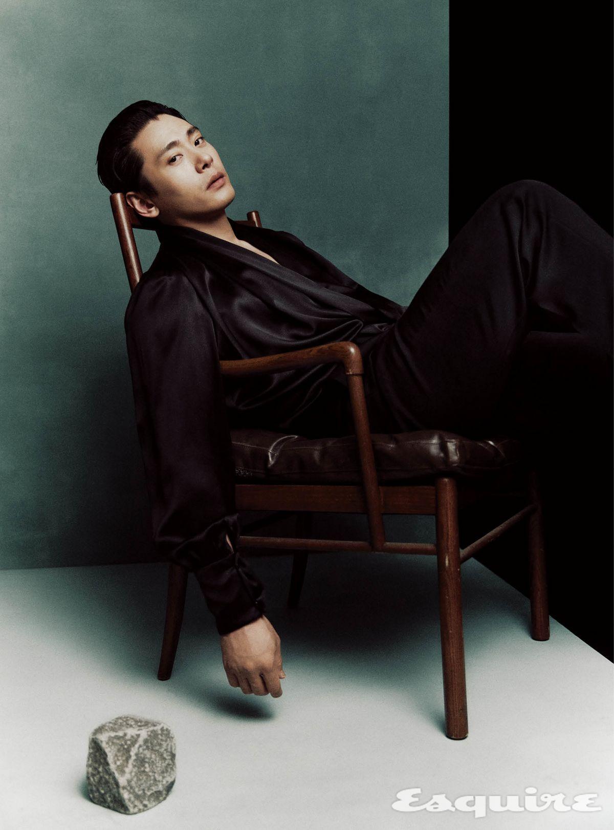 새틴 톱, 플란넬 팬츠 모두 가격 미정 생 로랑 by 안토니 바카렐로. 