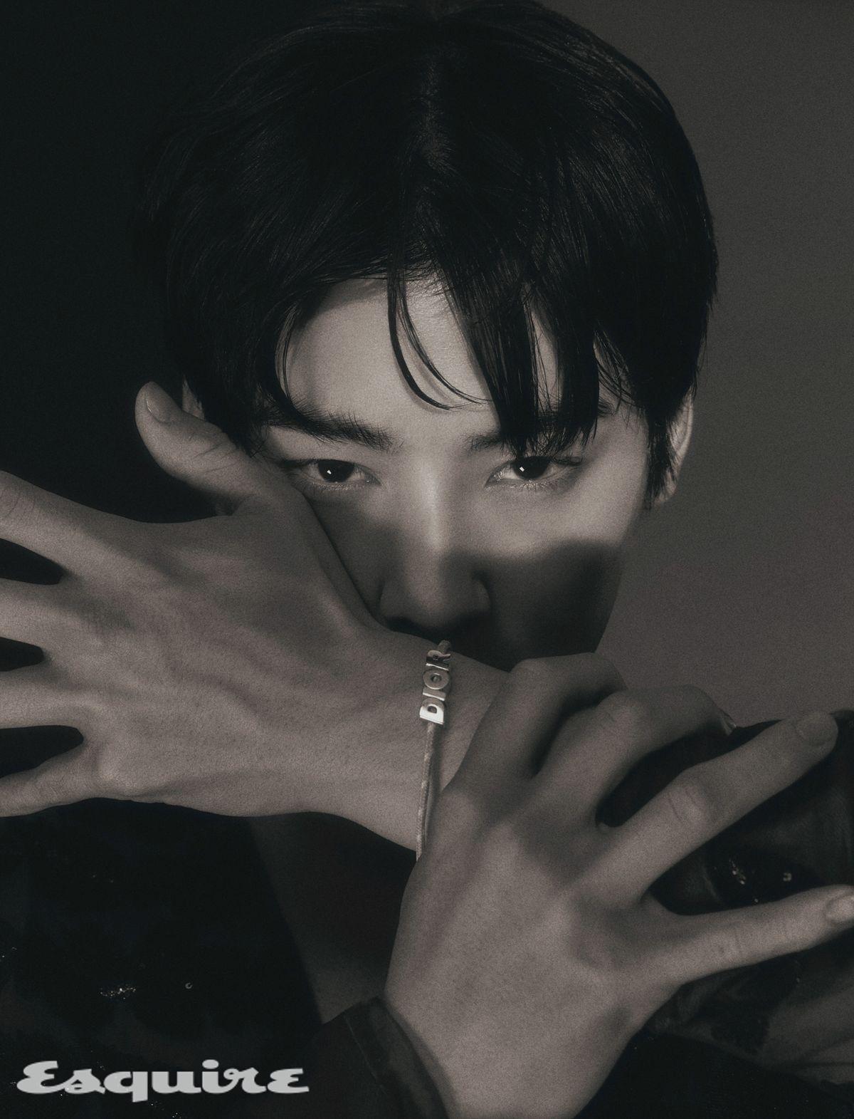실크 오간자 셔츠, 디올 이탤릭 브레이슬릿 모두 디올 맨.