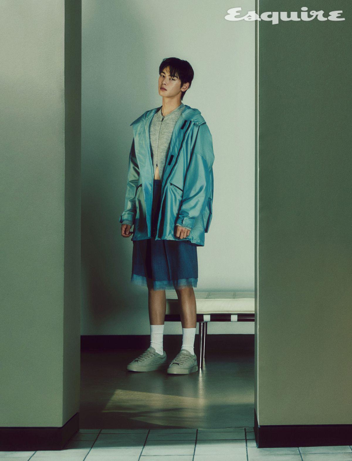 ‘DIOR LOGO’를 넣은 테크니컬 캔버스 후디드 파카, 울 지퍼 카디건, 버뮤다 쇼츠, 화이트 삭스, 디올 그래비티 B33 스니커즈 모두 디올 맨.
