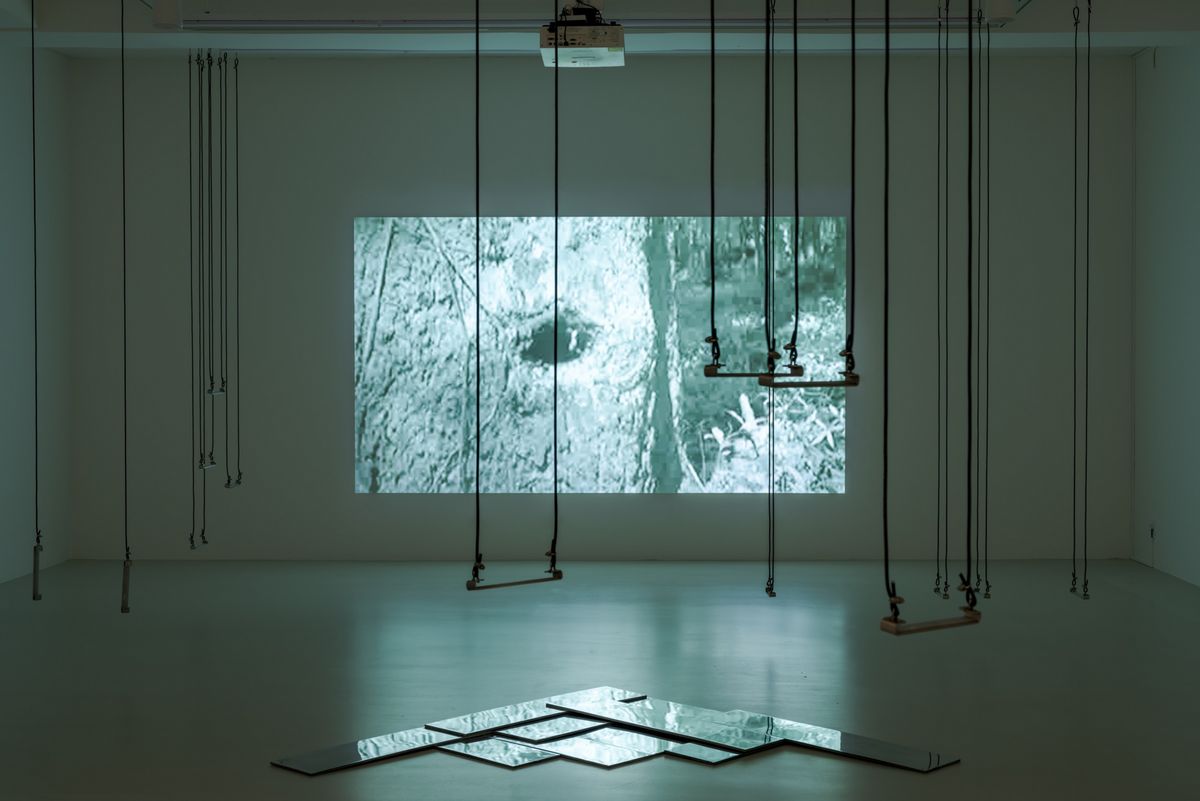 ‘운명의 기관(집합)’, 2024, 연마된 납과 주석, 전선, 스테인리스스틸, 1쌍: 70 x 25 cm, 110 x 25 cm.