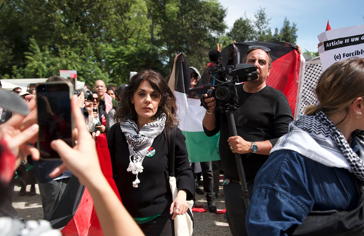 자르디니 본관에서 열린 프로 팔레스타인 시위대의 모습. 아티스트, 큐레이터, 미술 기자 등으로 이뤄진 약 70명의 시위대가 미국과 이스라엘 파빌리온 앞에서 시위를 벌였다. ©박세회