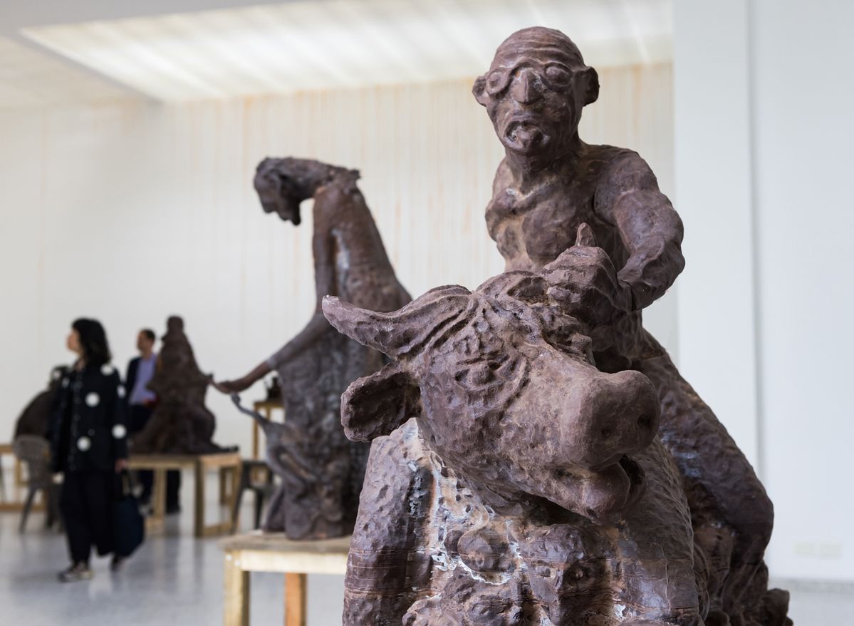 네덜란드 파빌리언에서 열린 CATPC와 렌초 마르텐스, 히참 칼리디의 <The International Celebration of Blasphemy and the Sacred>(2024) 전시 전경. ©Peter Tijhuis.