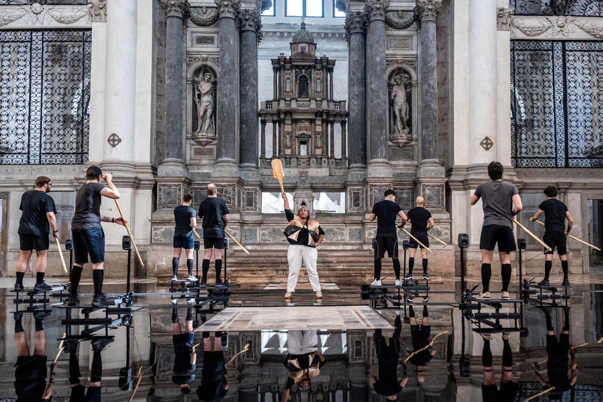 웅장한 베니스의 예배당 ‘바실리카 디 산 로렌초’에 아티스트 라타이 타우모에포와 엘리사페타 히네모아의 커미션 작품들을 전시한 <Re-Stor(y)ing Oceania> 역시 바다와 섬의 역사를 재구성하는 작업이다. ©Giacomo Cousa