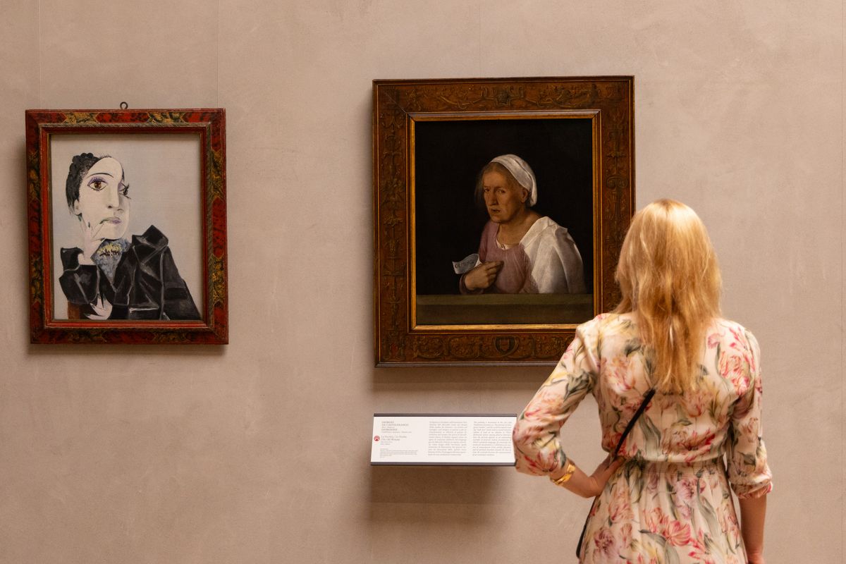 피카소가 그린 연인 도라 마르와 조르지오네가 그린 어머니로 추정되는 나이든 여성의 그림이 병치된 전시 전경. ©Gallerie dell’Accademia in Venice, Michael Werner Gallery, New York, London, Berlin