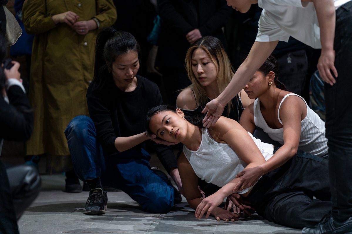 공적 공간에서 아시아인들을 대상으로 벌어진 인종차별의 순간을 형상화한 아이작 충와이의 작품 ‘Falling Reversly(거꾸로 쓰러지기)’. ©ANDREA AVEZZÙ