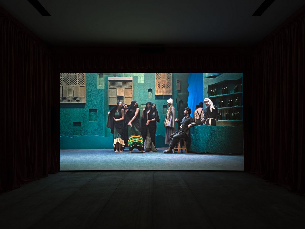 영상과 함께 다양한 조형물이 함께 전시된 이집트 파빌리언 와엘 샤키의 <Drama 1882>(2024) 역시 이번 전시에서 가장 큰 관심을 받은 곳 중 하나였다. 