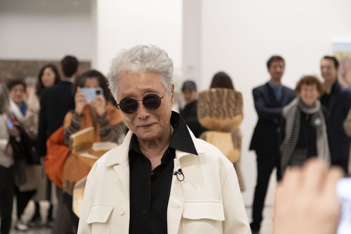 자르디니 센트럴 파빌리언에서 열린 본전시 작가로 선정된 김윤신 작가는 프리뷰 기간 내 멋진 재킷에 선글라스를 착용하고 국내외 프레스를 상대하며 눈길을 끌었다. ‘전기톱의 조각가’로 불리는 작가의 터프한 매력이 관중마저 사로잡았다. ©박세회