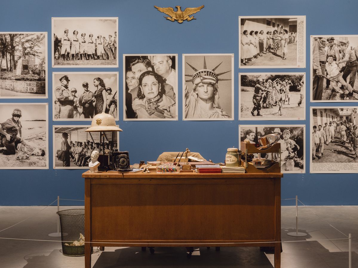  파블로 델라노가 구성한 ‘옛 식민지 박물과’의 전시 전경. ©바라캇 컨템포러리, 스페어 셈러 갤러리, 리슨 갤러리, 갤러리아 리아 루마 제공