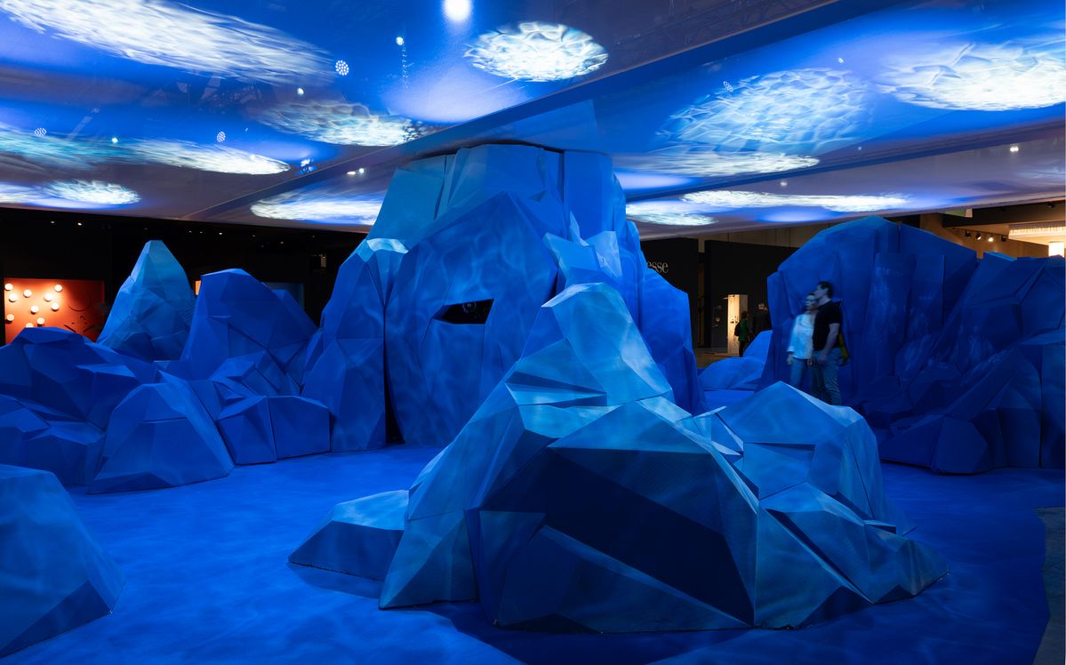 데이터 리서치 기업인 어큐럿, 디자인 스튜디오인 디자인그룹이탈리아, 작가 에밀리아노 폰지가 협업으로 만든 설치 작업물 ‘Under the Surface’. ⓒ Salotto.NYC / Paolo Riolzi