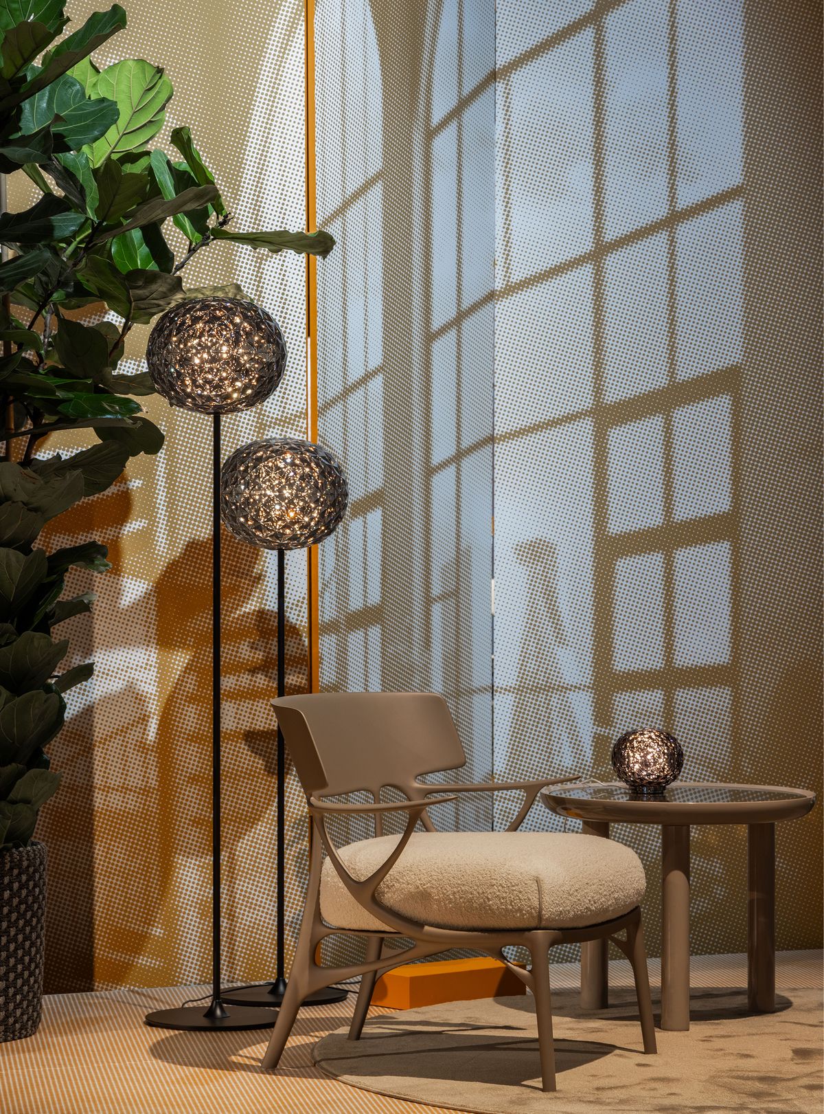 올해 살로네 델 모빌레의 부스 전시 풍경들. 위부터 씨씨타피스 부스의 ‘Grand Tour’ by Patricia Urquiola, 구프람 부스의 ‘Cactus’ by Drocco-Mello, 데카스텔리 부스의 ‘Folio Round’ by Draw Studio, 카르텔 부스의 ‘A.I. Lounge’ by Philippe Stark. ⓒ Ramona Balaban / Living Inside