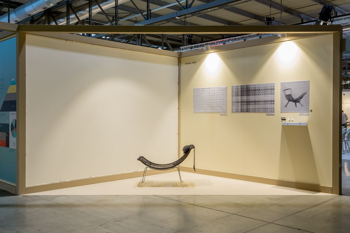 올해 살로네 델 모빌레의 ‘Silhouette from AI : Lounge Chair 02’ 전시 부스 전경.