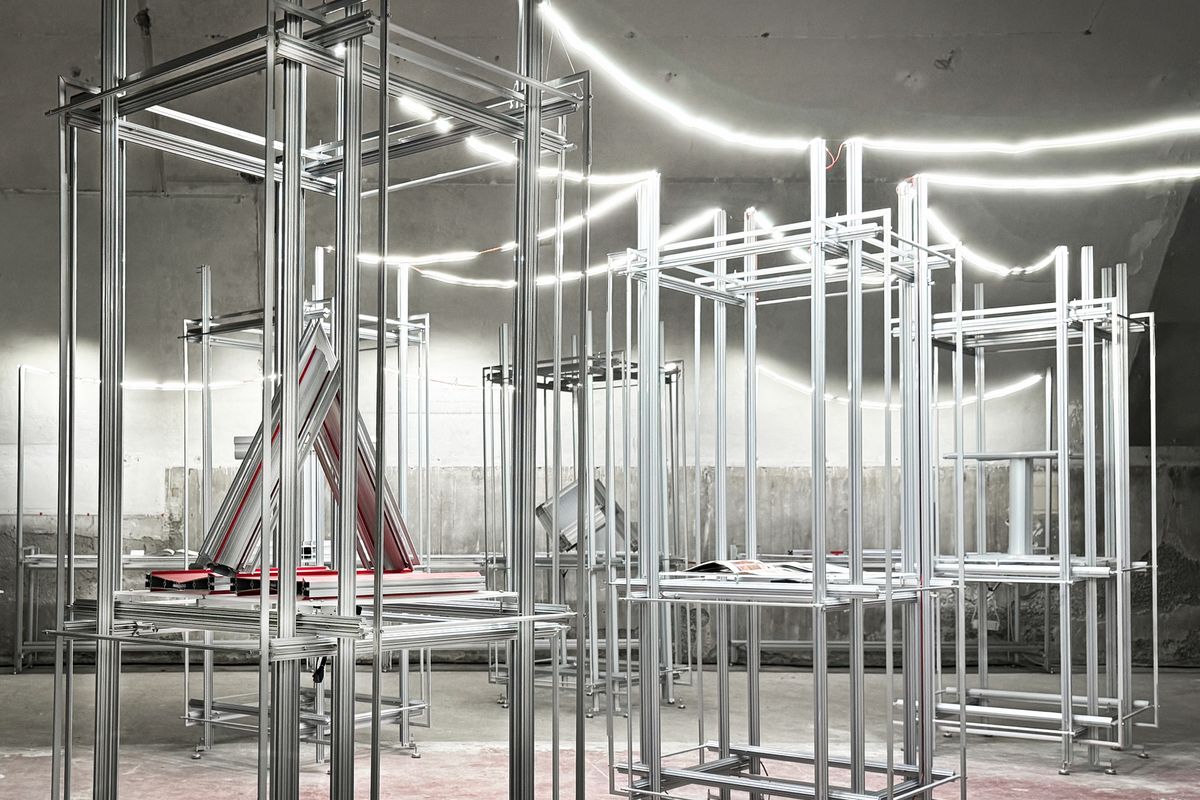 아키모스피어가 드롭시티 2024 ‘In-Progress’에서 진행한 알루미늄의 소재성에 관한 전시 일부.