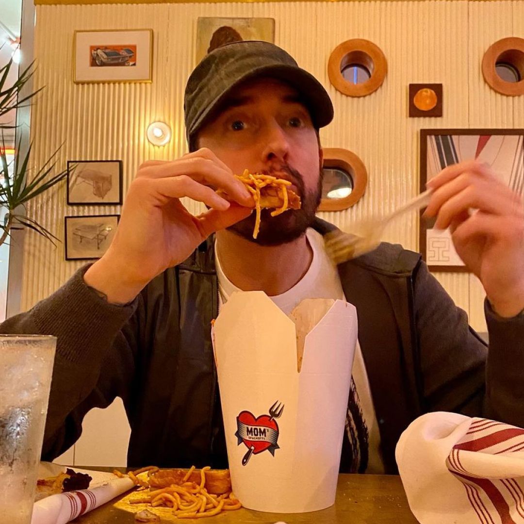  에미넴 – ‘Mom’s Spaghetti’ · 이젠 요식업계에도 발을 들인 에미넴. 미국 디트로이트에 스파게티 가게를 오픈했습니다. 가게 한편에 굿즈 숍도 운영 중이라고 하네요.