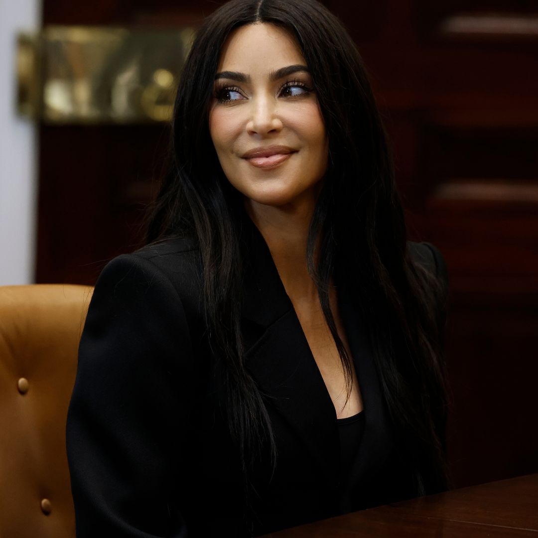 킴 카다시안 – 변호사 · 지난 2021년 변호사 시험에 통과한 킴 카다시안. 최근 4월 백악관으로 초대받아 카밀라 해리스 부통령과 함께 형사 사법 개혁에 대해 논의하기도 했습니다.