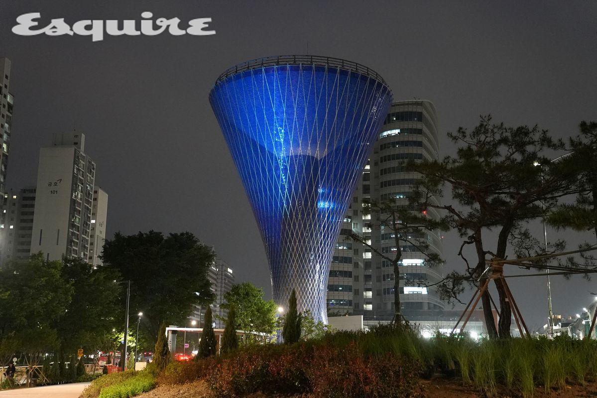네드 칸의 공공미술 프로젝트 '비의 장막'을 밤에 본 모습.