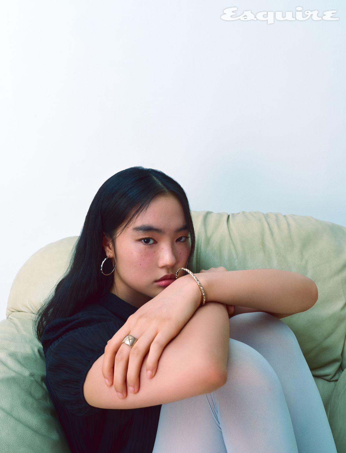 18K 화이트 골드 코코 크러쉬 다이아몬드 후프 이어링, 왼손 중지에 낀 18K 베이지 골드 코코 크러쉬 라지 링, 18K 베이지 골드 코코 크러쉬 미니 다이아몬드 브레이슬릿 모두 샤넬 화인 주얼리. 