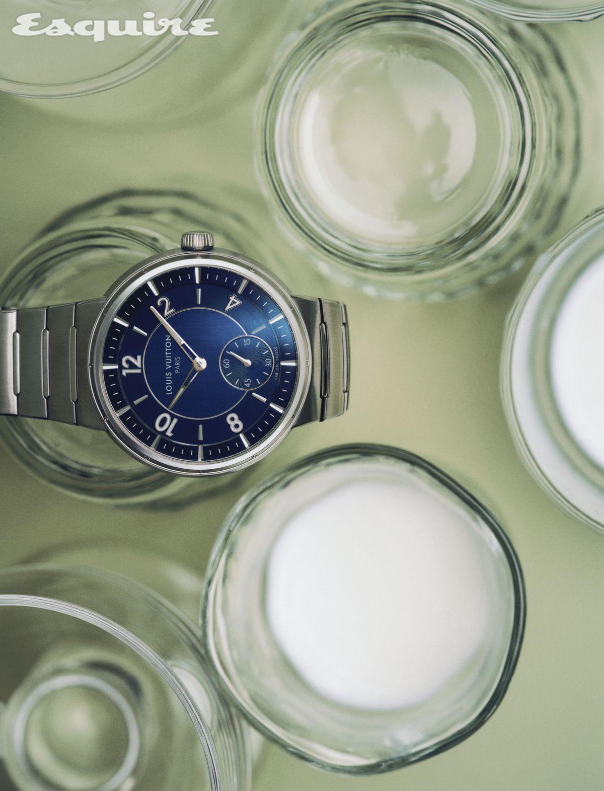 인덱스와 핸즈를 슈퍼 루미노바 코팅 처리해 가독성이 뛰어난 40mm 스틸 케이스 땅부르 워치 2790만원 루이 비통.