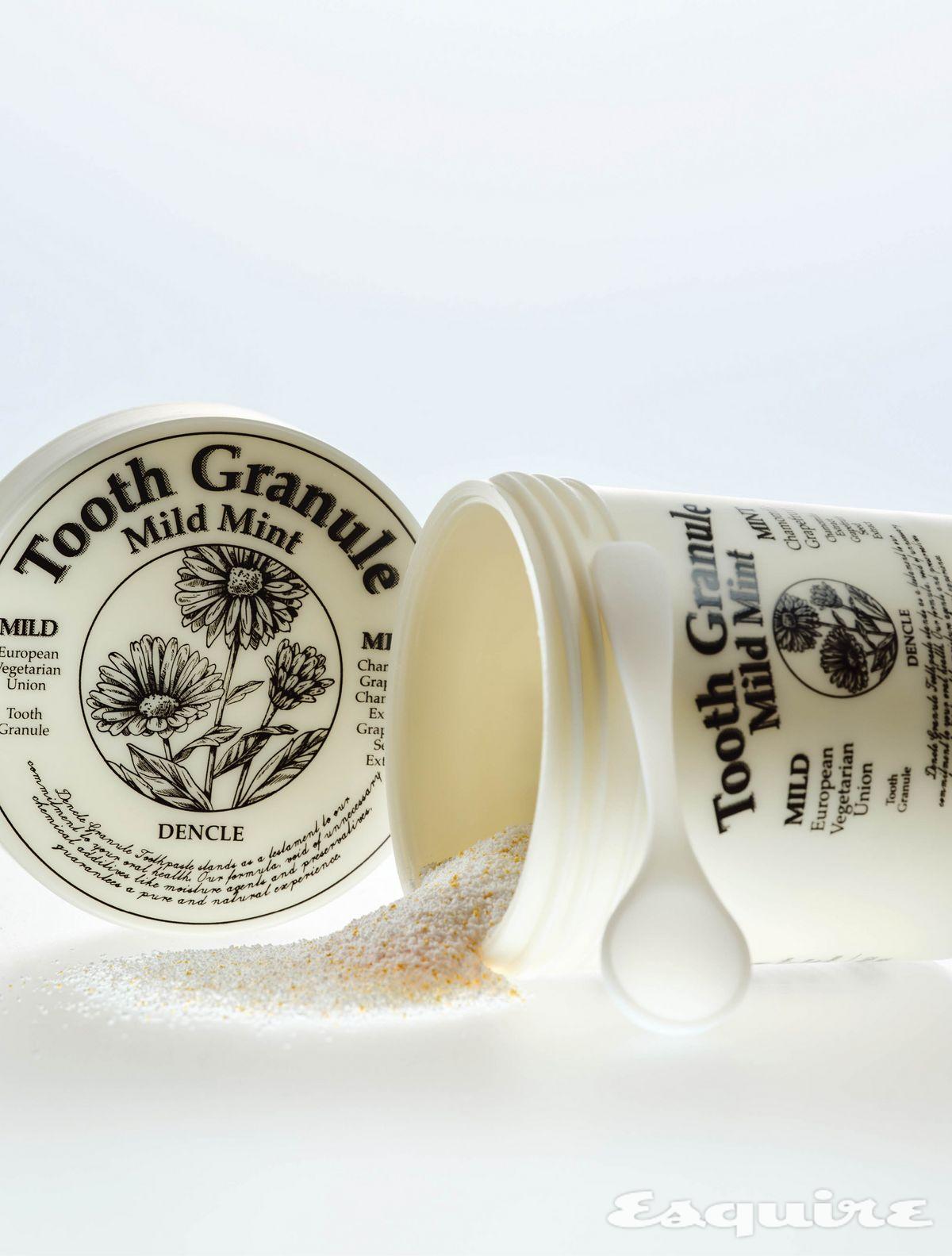 민트 맛과 플라크 제거에 도움을 주는 자몽 종자, 염증을 가라앉히는 멘톨, 코코넛 유래 성분이 입안을 부드럽게 감싸는 무수분 가글 치약. 가볍게 흔들어 섞은 후 한 스푼을 입에 넣고 거품이 생길 때까지 칫솔질 후 헹군다. 그래뉼치약 마일드 민트 90mL/2만원대 덴클. 