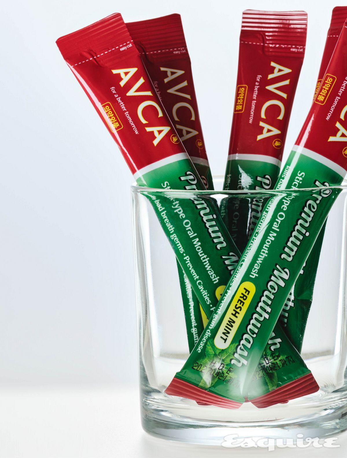 페퍼민트 오일과, 유기농 알로에 베라 잎, 녹차 추출물이 입속 세균 번식을 억제하고 청량감을 더해준다. 콤팩트한 사이즈의 스틱형 가글 프레쉬민트향 10mLx50개입/1만원대 아브카.