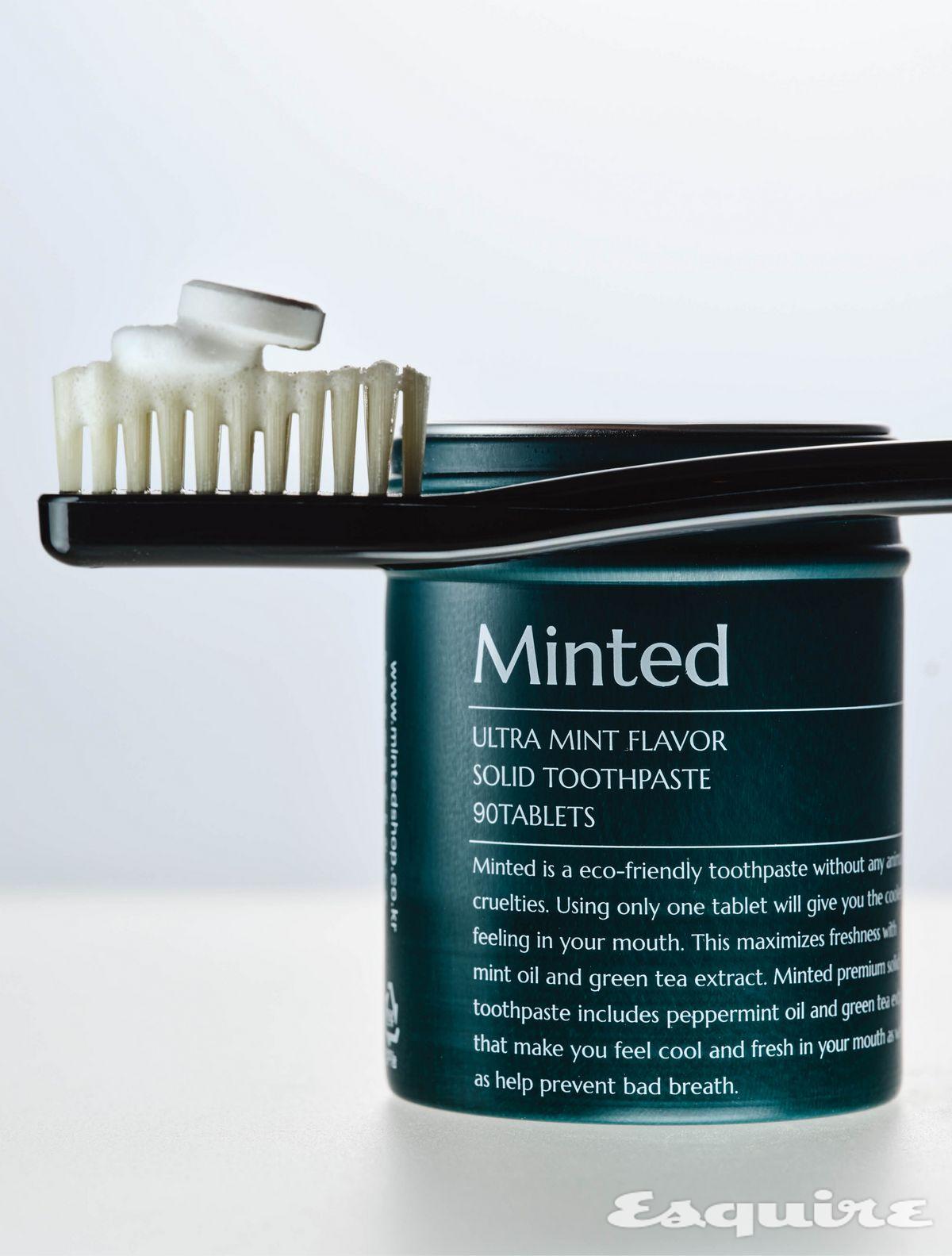 스피어민트, 박하유를 함유해 개운하고, 불소와 식물성 계면활성제 성분이 자극 없이 치아를 케어한다. 치약으로 사용하거나 가볍게 씹고 뱉어 가글처럼 사용 가능하다. 울트라민트 고체 치약 700mgx90정/1만원대 민티드.