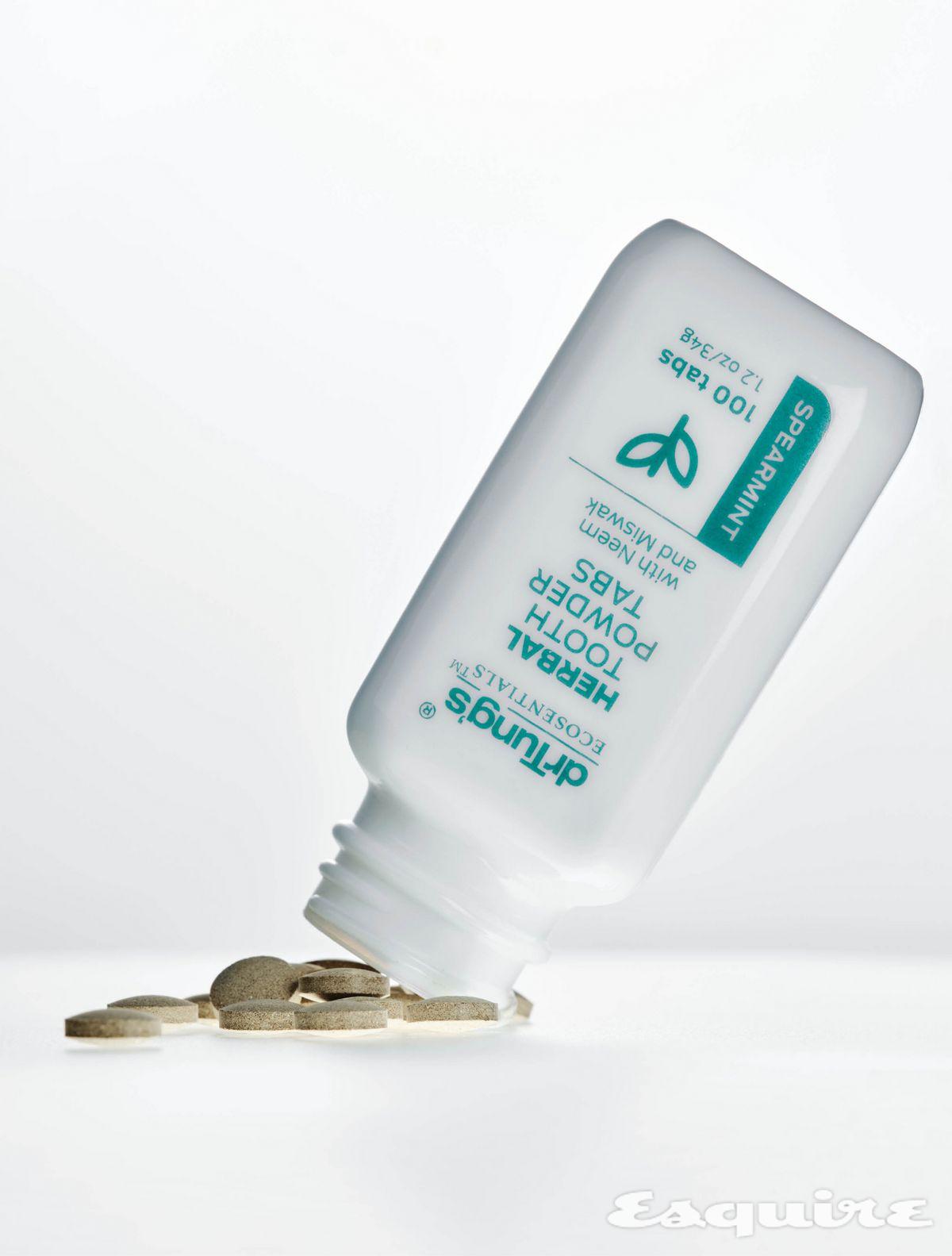 스피어민트 맛과 정향, 레몬그라스 향의 조화가 산뜻한 비건 고체 치약. 유기농 아유르베딕 성분을 배합해 구취는 제거하고 잇몸과 치아를 건강하게 케어하는 허브 투스 파우더 탭스 34g/1만원대 닥터텅스 by 아이허브.