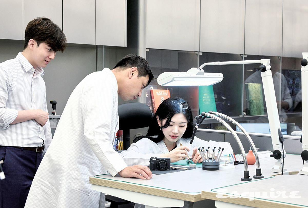 바이버 랩에서 무브먼트를 조립하는 커플.