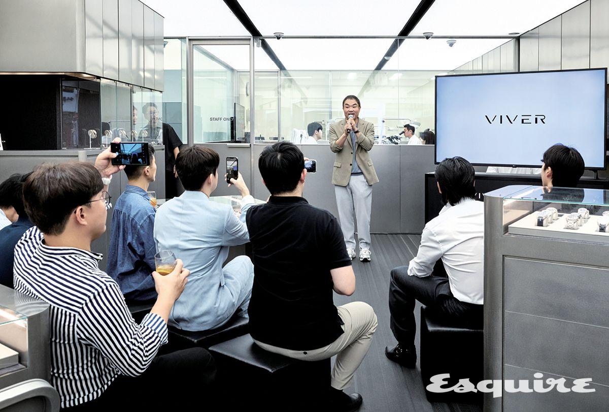 클럽 에스콰이어 멤버들에게 환영사를 건네는 문제연 대표.