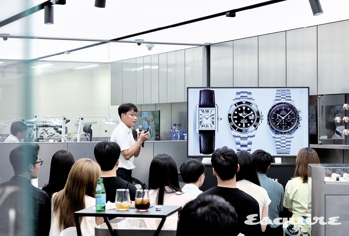 커플을 상대로 강연을 진행하는 사무엘 리더.