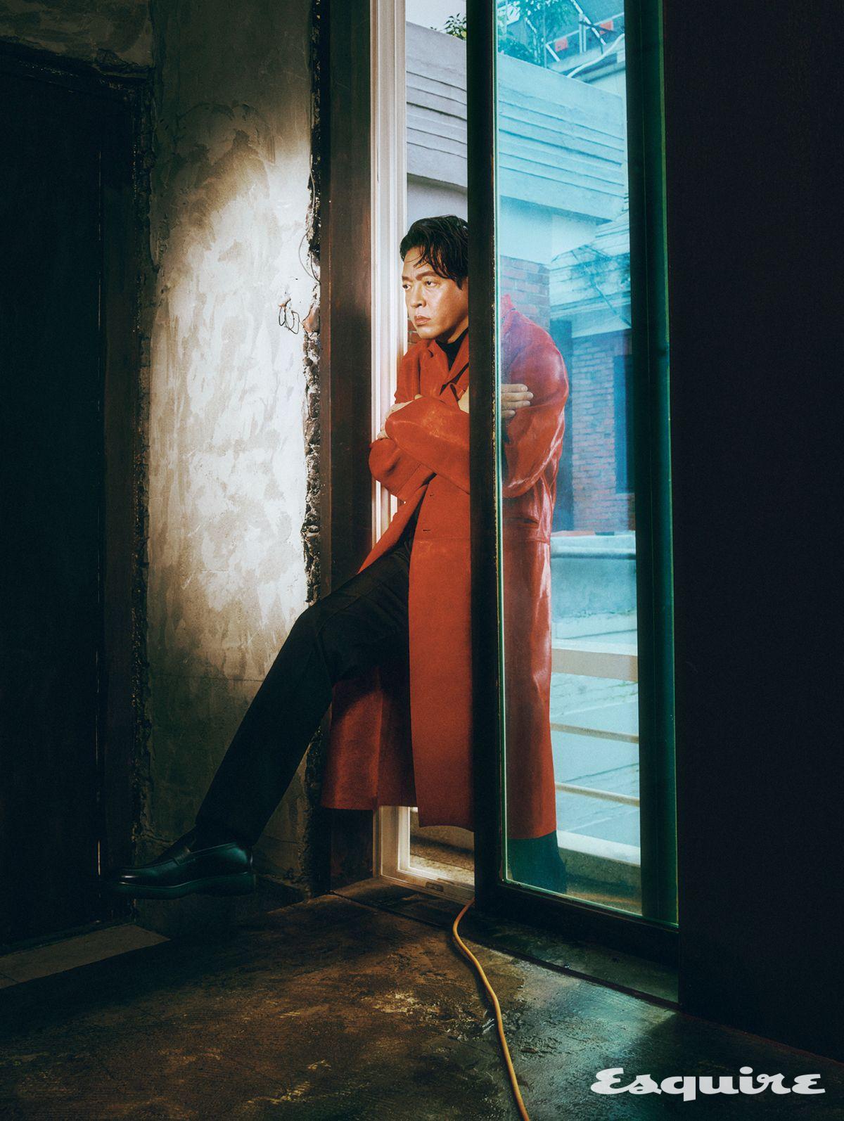 코트, 니트, 팬츠 모두 베르사체. 슈즈 스타일리스트 소장품.