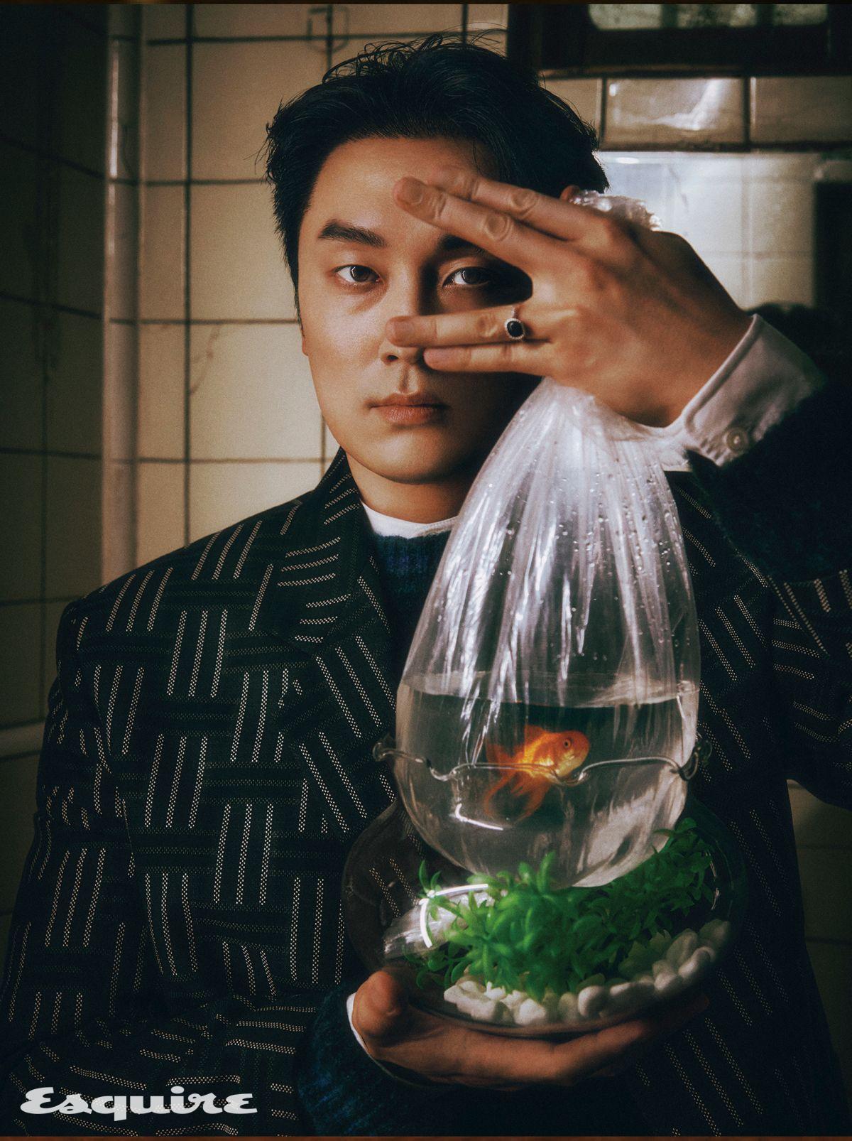 재킷, 니트, 셔츠 모두 겐조. 링 스타일리스트 소장품.