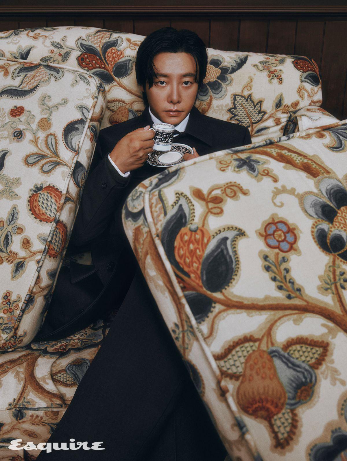 재킷, 니트, 팬츠 모두 페라가모. 셔츠, 타이, 링 모두 스타일리스트 소장품.