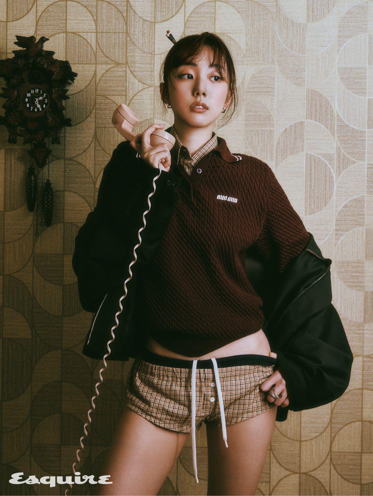 재킷, 니트, 셔츠, 복서 브리프 모두 미우미우. 링 센티멍. 이어링 스타일리스트 소장품.