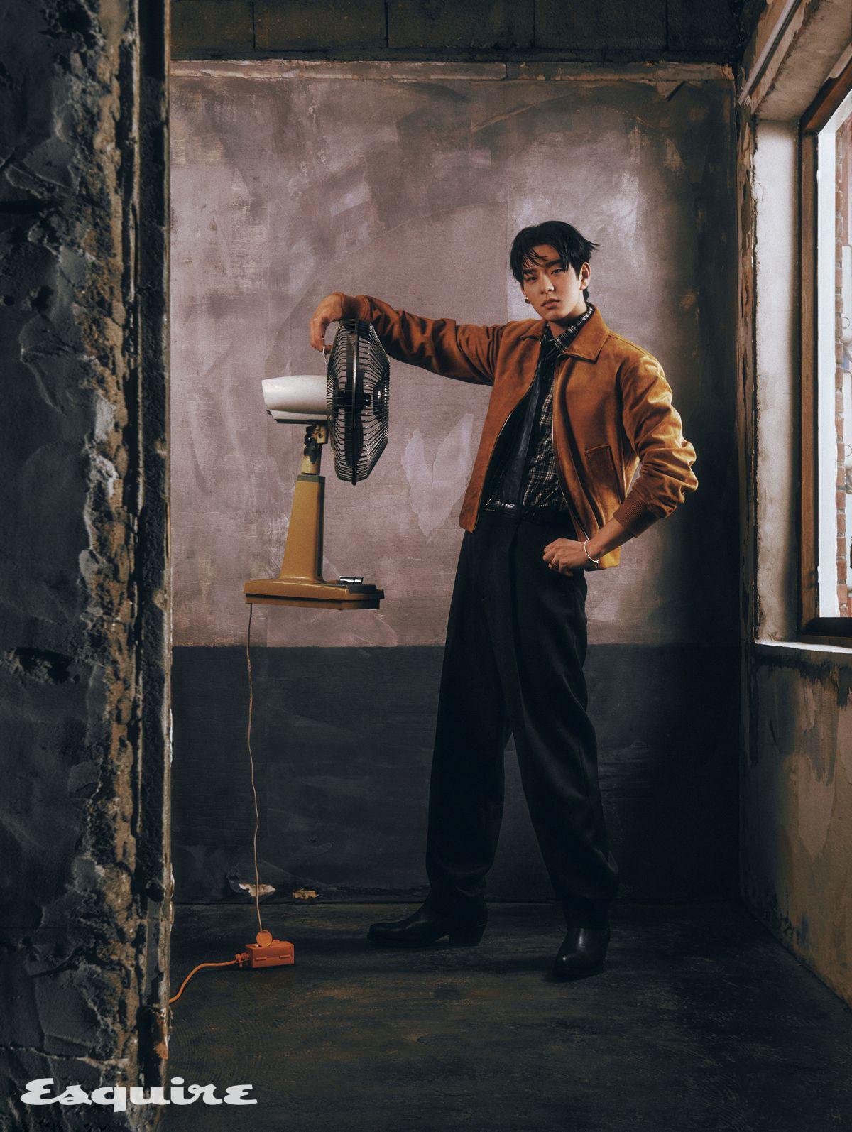 재킷, 셔츠, 팬츠, 타이 모두 보테가 베네타. 이어커프 포트레이트 리포트. 벨트, 브레이슬릿, 링, 슈즈 모두 스타일리스트 소장품.